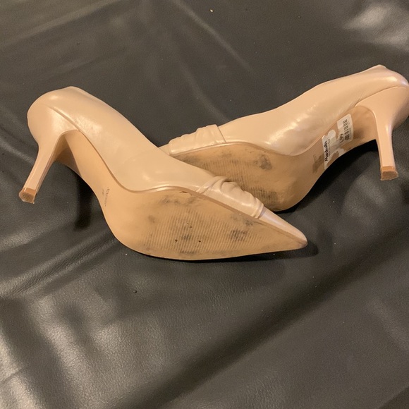 Leather heels with Bow - EUC - Picture 2 of 4